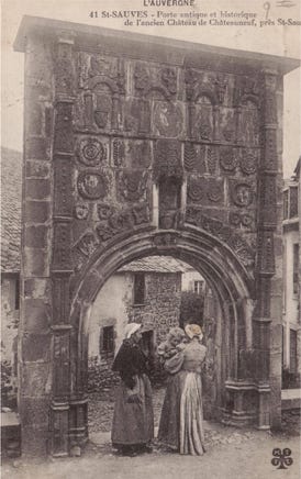 Porte antique et historique de l'ancien château de Châteauneuf 