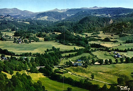 Vue aérienne sur la vallée et le massif du Sancy