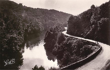 Route et barrage de Saint-Sauves sur la Dordogne 