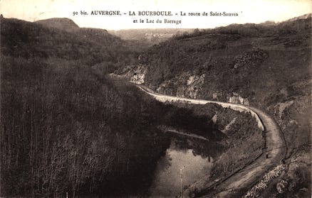 La route de Saint-Sauves et le lac du barrage