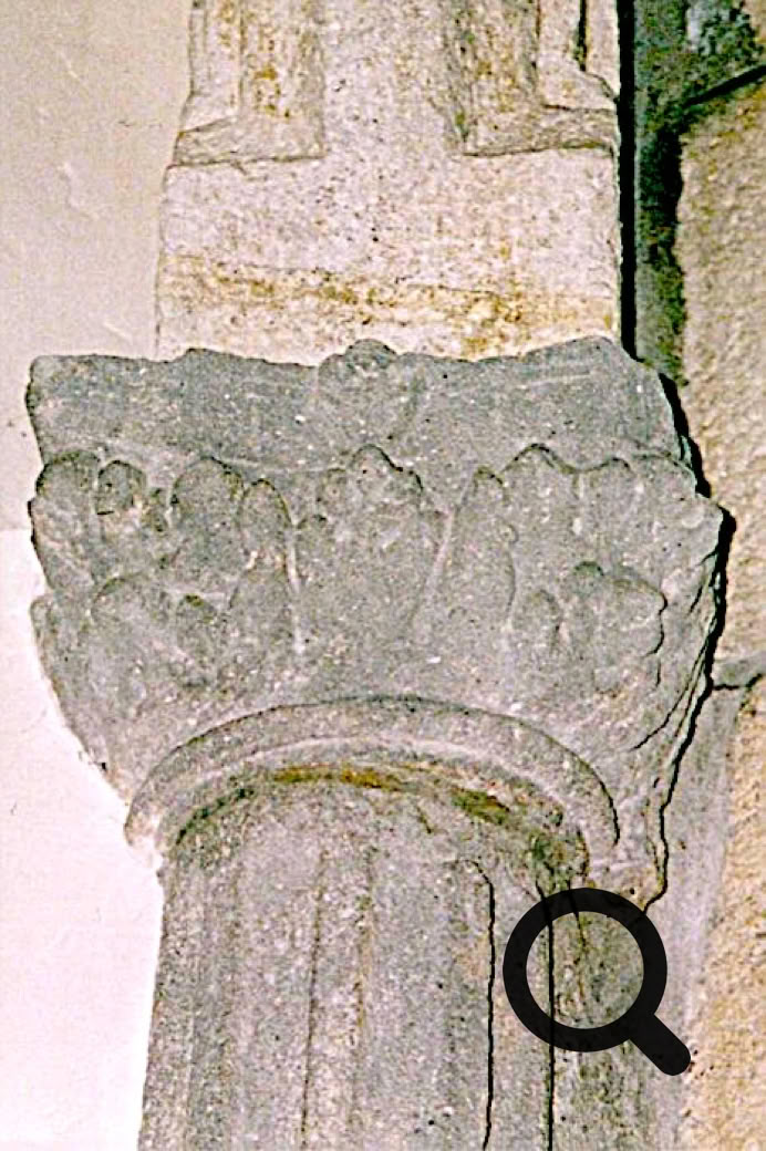 Chapiteau en pierre sculptée avec des motifs floraux.
