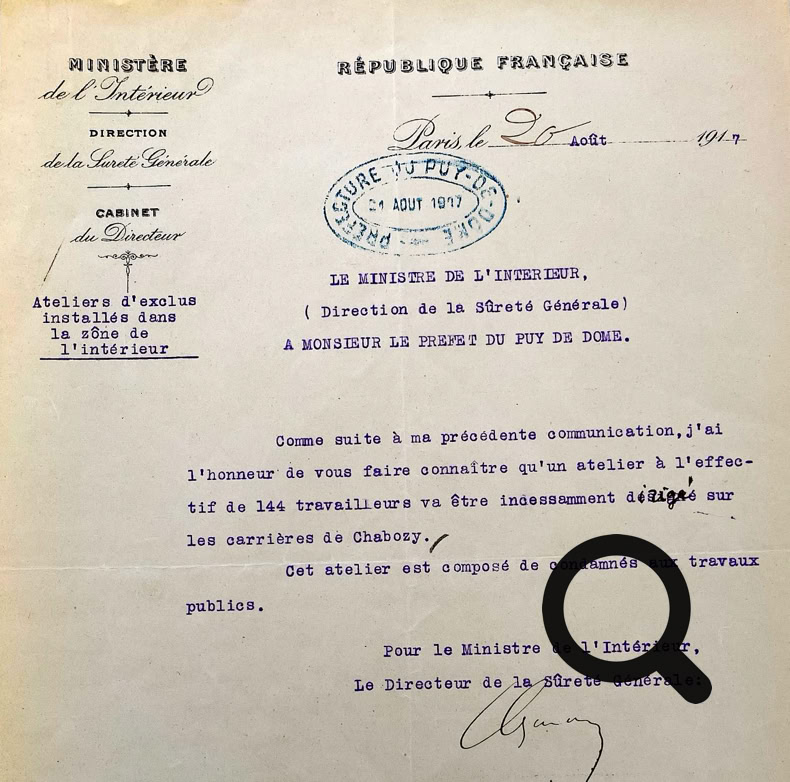 Document officiel en français avec en-tête de la République française, plusieurs tampons bleus, texte dactylographié et signature manuscrite en bas.
