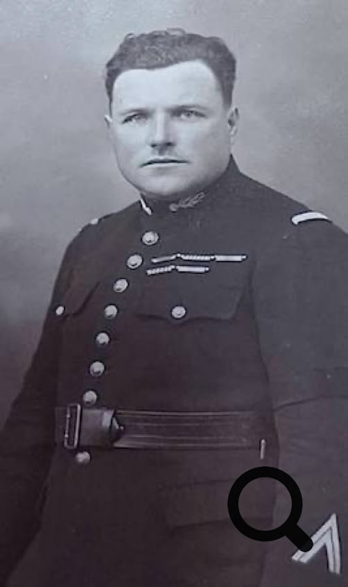 Jean Veyssières en uniforme militaire avec des décorations, ceinture et insigne sur la manche.