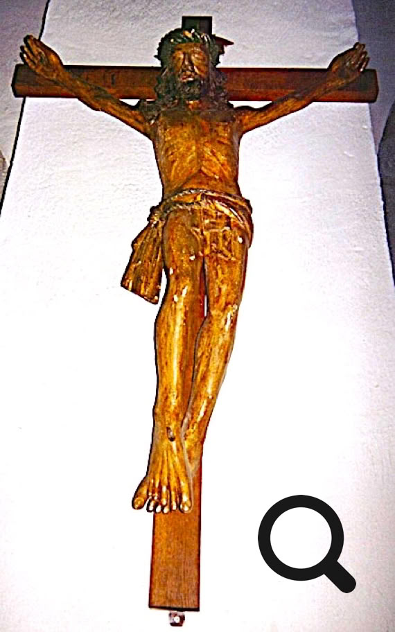 Crucifix en bois représentant une figure humaine clouée sur une croix.