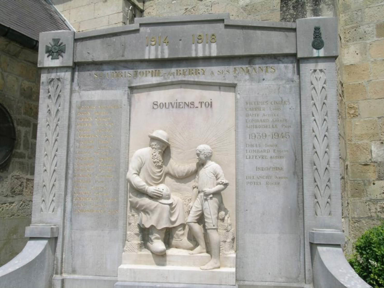 Bas-relief en pierre représentant deux figures humaines, l'une assise et l'autre debout, sur un monument avec des inscriptions gravées.