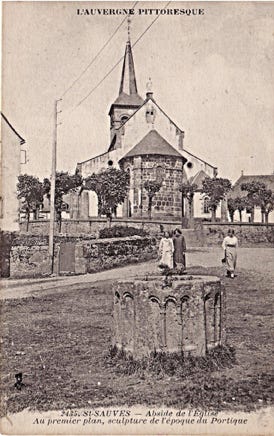 Abside de l'église au premier plan, sculpture de l'époque du portique 