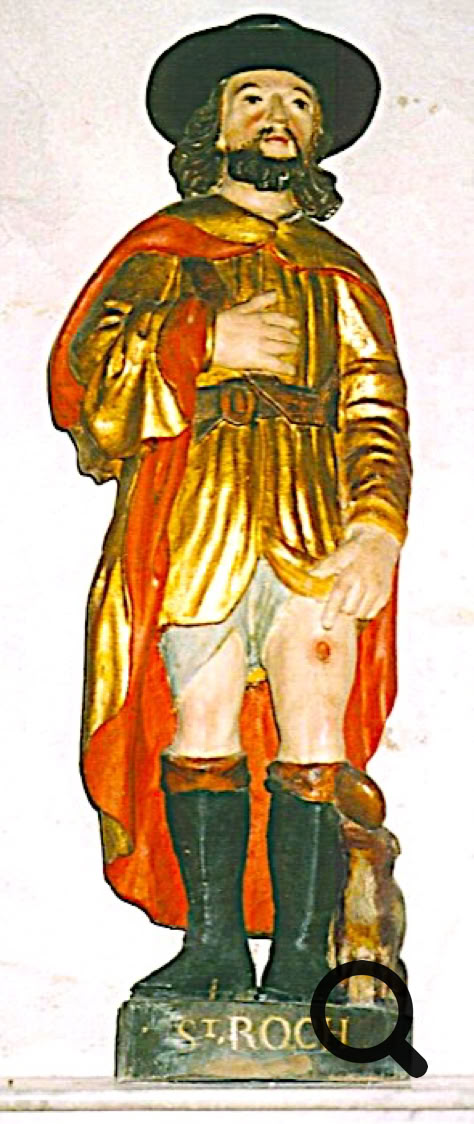 Statue d'un homme barbu portant un chapeau noir, une cape rouge et des bottes, avec un chien à ses pieds.