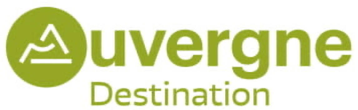 Logo avec un symbole de montagne stylisée à gauche et le texte "Auvergne Destination" en vert à droite.
