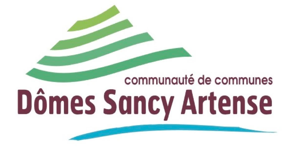 Logo avec des lignes vertes formant une montagne stylisée, texte "communauté de communes Dômes Sancy Artense" en dessous, et une ligne bleue ondulée en bas.
