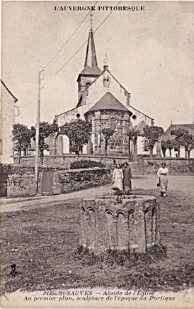 Abside de l'église au premier plan, sculpture de l'époque du portique 
