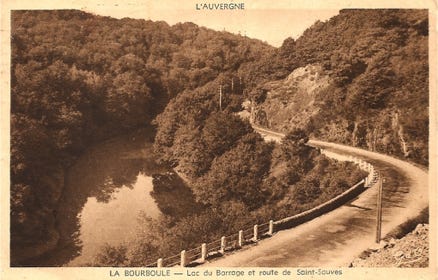 Lac du barrage et route de Saint-Sauves 
