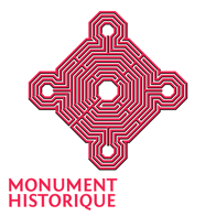 Icône rouge en forme de labyrinthe avec quatre extensions circulaires, accompagnée du texte "Monument Historique" en bas à gauche.