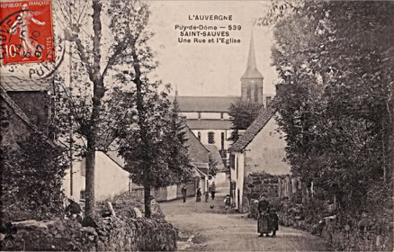 Une rue et l'église