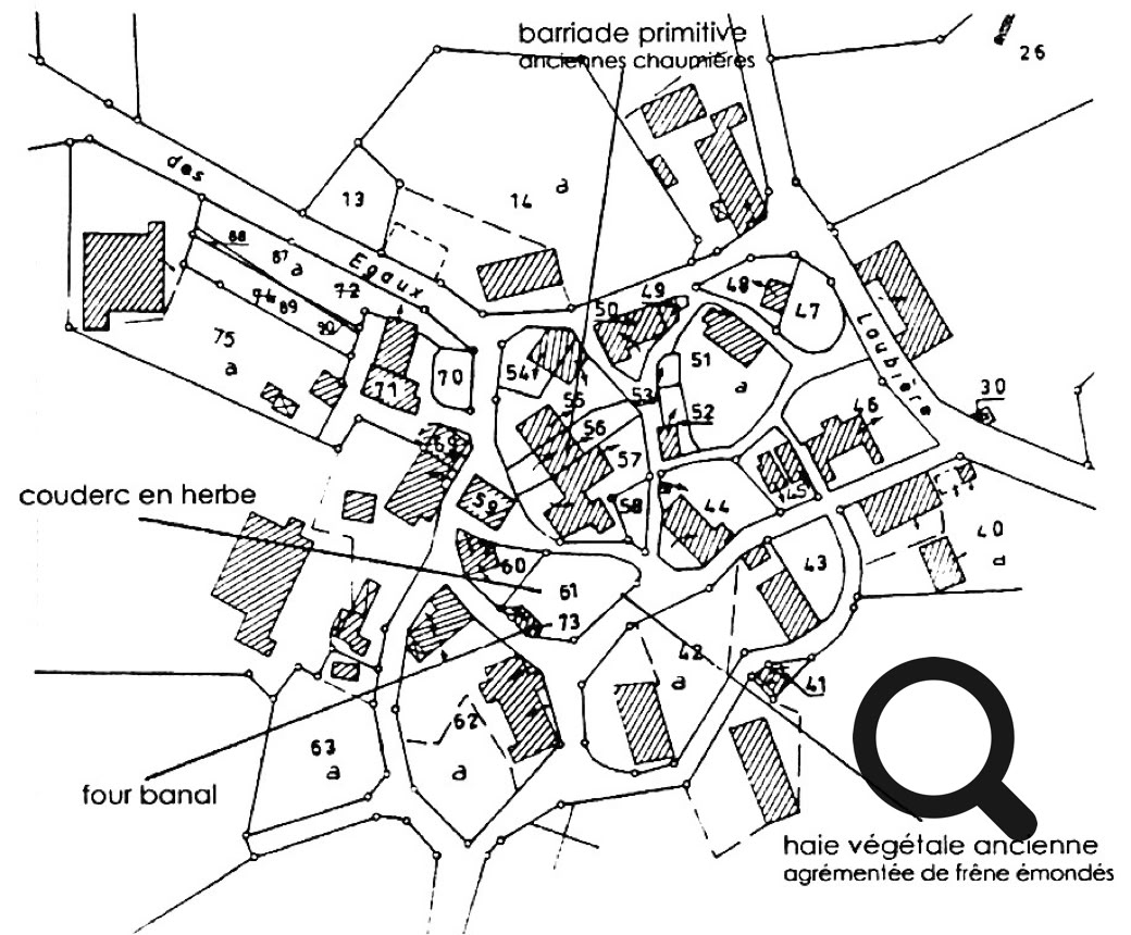 Carte schématique en noir et blanc d'un village avec des bâtiments, des routes et des zones numérotées.