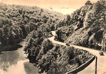 Lac du barrage et route de Saint-Sauves 