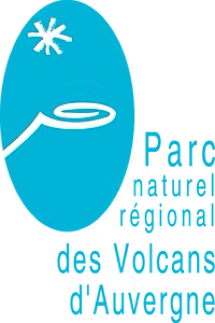 Logo bleu avec un ovale contenant une étoile et une ligne courbe, accompagné du texte "Parc naturel régional des Volcans d'Auvergne".