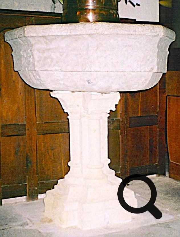 Baptistère en pierre sur un pied sculpté, avec un fond en bois en arrière-plan.