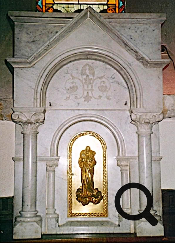 Autel en marbre avec une statue dorée dans une niche, entouré de colonnes et d'un arc décoratif.