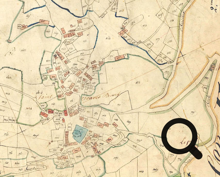 Carte ancienne montrant un village avec des bâtiments en rouge, des routes sinueuses et des parcelles de terrain délimitées.