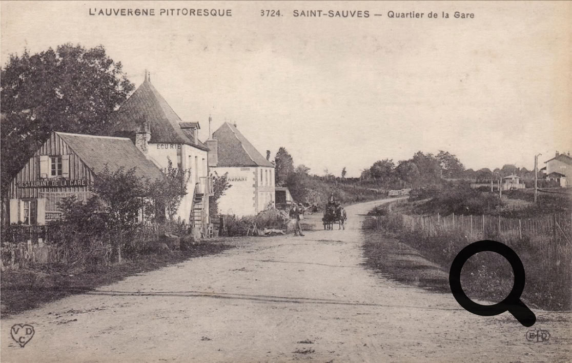 Carte postale ancienne montrant une route de campagne avec des maisons à gauche, un cheval tirant une charrette au centre, et des arbres à droite.