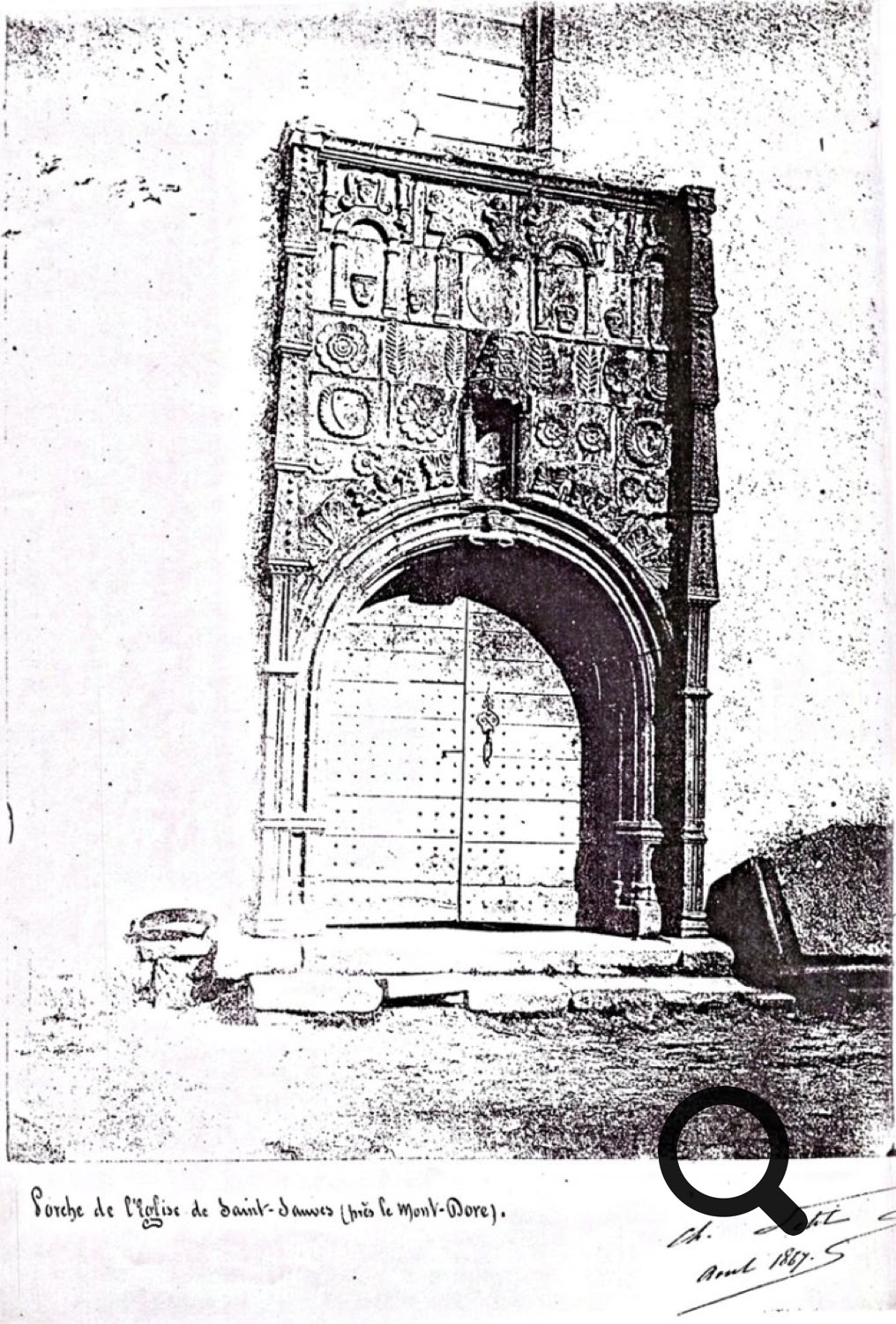 Gravure en noir et blanc d'une porte d'église ornée de motifs décoratifs, avec un escalier en pierre devant.