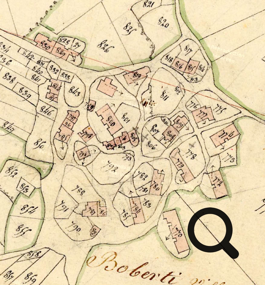 Carte ancienne montrant un village avec des parcelles numérotées et des bâtiments dessinés en rouge, entouré de champs et de routes.