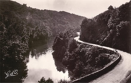 Route et barrage de Saint-Sauves sur la Dordogne 