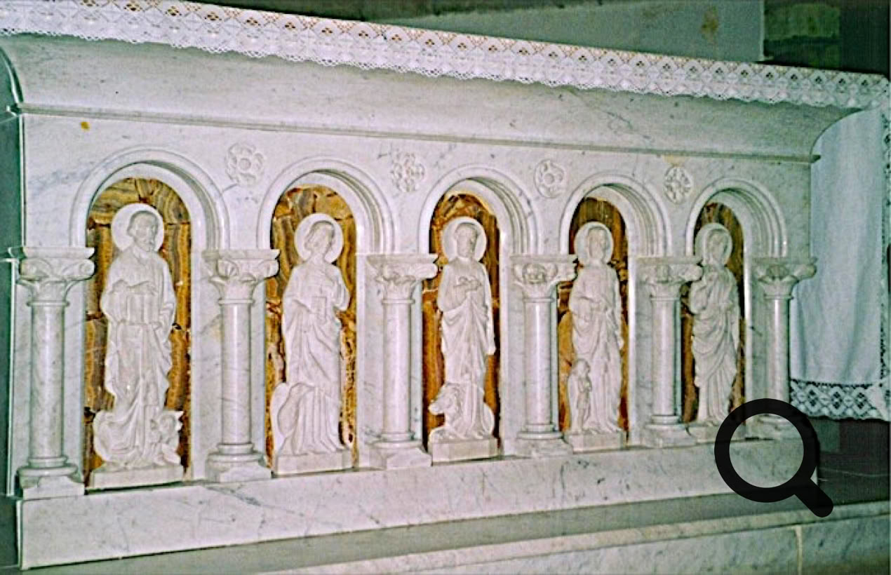 Autel en pierre avec cinq sculptures de figures debout dans des niches.