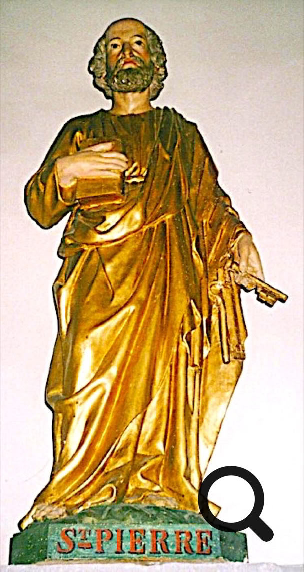 Statue en bois d'un homme barbu tenant un livre, vêtue d'une robe dorée, avec l'inscription "S. PIERRE" à la base.