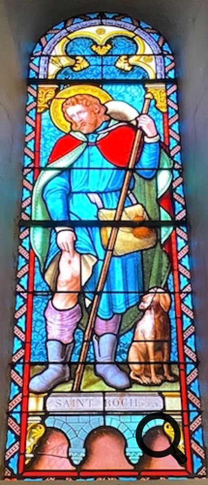 Vitrail représentant une figure en vêtements bleus et rouges avec un bâton, un chien à ses pieds, entouré de motifs colorés.