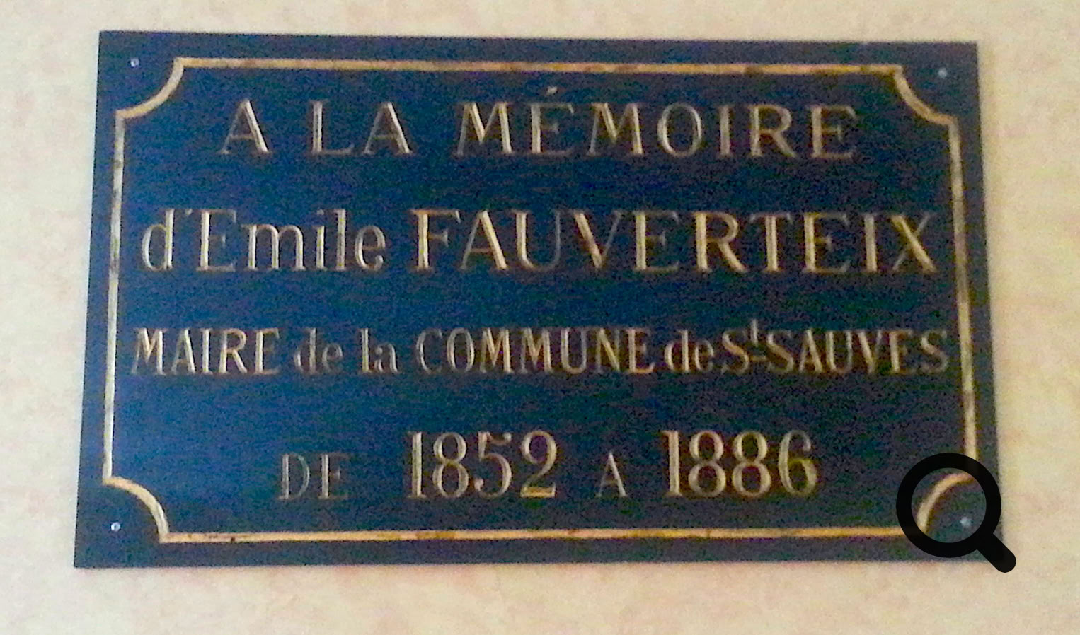 Plaque commémorative en métal avec texte en mémoire d'Émile Fauverteix, maire de la commune de S'Sauves de 1852 à 1886.