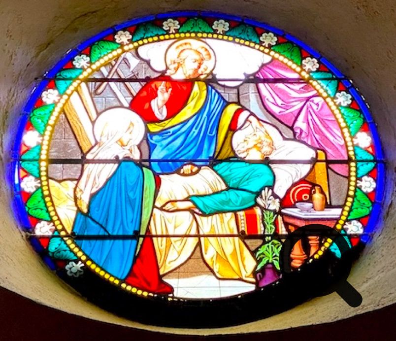 Vitrail circulaire représentant trois personnages en vêtements colorés, avec un fond décoratif et des éléments architecturaux.